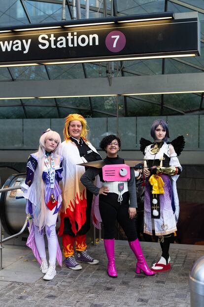 Cuatro 'cosplayers' adolescentes posan como Kodomo, Rengoku, Kuja y Mettaton. Les acompaña la madre de dos de ellos.  