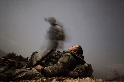 Un soldado estadounidense echa una cabezada durante una misión nocturna cerca del campamento Honaker Miracle en el valle de Pesh, en la provincia de Kunar, en una imagen tomada el 12 de agosto de 2009.