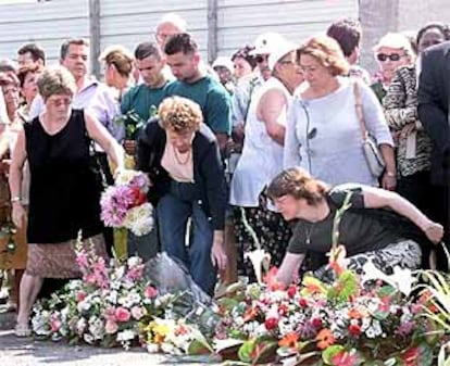 Habitantes de Gonesse rinden tributo a las víctimas del accidente del Concorde un año después