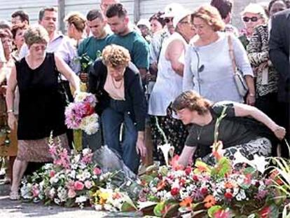 Habitantes de Gonesse rinden tributo a las víctimas del accidente del Concorde un año después