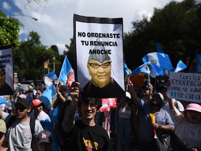 Una protesta de estudiantes exige la renuncia de la fiscal general, Consuelo Porras.