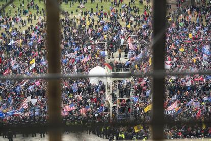 Miles de manifestantes partidarios de Trump protestan frente al Capitolio.