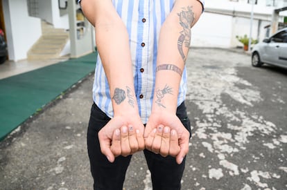 Andry Hernández Romero posa para EL PAÍS y muestra sus tatuajes, en Lobatera, Venezuela, el 22 de agosto de 2025.