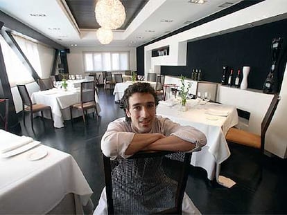 El cocinero Eneko Atxa, en el restaurante Azurmendi de Larrabetxu. Abajo, panceta glaseada.