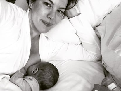 Liv Tyler (Pearl Harbor) también compartía su felicidad por el "precioso regalo" de dar el pecho.