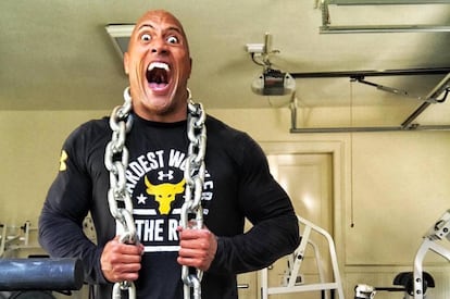 El actor Dwayne Johnson (The Rock), presumiendo de collar en su gimnasio.