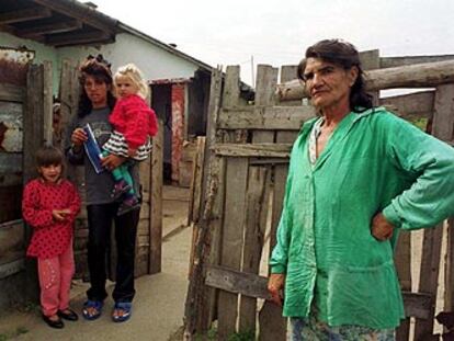 Una mujer gitana y sus hijos, a la puerta de su casa en Hajduhadhaz (Hungría).