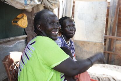 Esta es Khamisa Adam, la madre de los pequeños Ferdos, Jidu y Chogi. Cinco años de violencia e inseguridad han tenido un impacto devastador en los menores de Sudán del Sur. Se estima que 1,2 millones de niños sufren desnutrición aguda, la mayor cifra desde que empezó el conflicto y unos 2,2 millones no están recibiendo una educación.