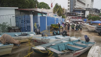 Ciudadanos y turistas se preparan para la llegada del huracán John, en Puerto Escondido (Oaxaca).