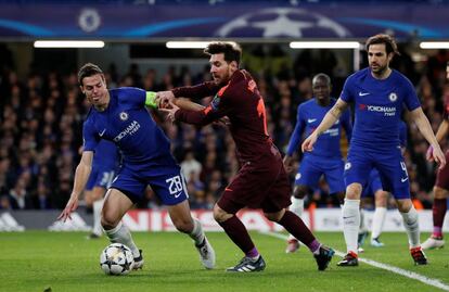 Messi, Cesar Azpilicueta y Cesc Fabregas durante el partido.