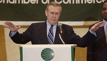 El secretario de Defensa, Donald Rumsfeld, durante su intervención ayer en la Cámara de Comercio de Miami.