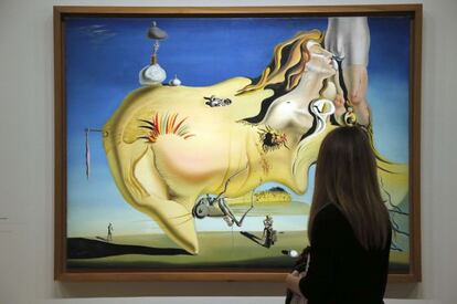 Una visitante observa &#039;El gran masturbador&#039; en la exposici&oacute;n sobre Dal&iacute; en el Pompidou.