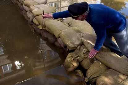 La mayor preocupación de las autoridades búlgaras es en que continuamente se filtra agua por los diques, por lo que bomberos, Ejército, Protección Civil y voluntarios los refuerzan y vigilan día y noche. En la foto, Un hombre mide el nivel del agua en una calle inundada de la localidad de Nikopol.