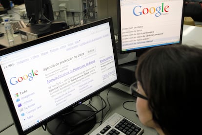 Una usuaria busca en Google una página sobre la agencia de protección de datos.