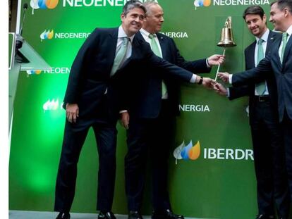 Mario Ruiz-Tagle, ex CEO de Neoenergía, segundo por la izquierda, en una foto de archivo.
 