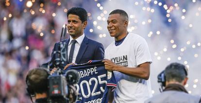 En la foto, el jugador, Kylian Mbappé, con el presidente del Paris St Germain, Nasser Al-Khelaifi, después de firmar un nuevo contrato hasta el 2025.