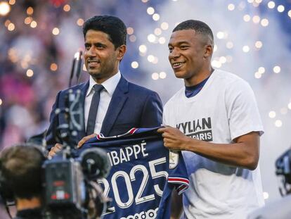 En la foto, el jugador, Kylian Mbappé, con el presidente del Paris St Germain, Nasser Al-Khelaifi, después de firmar un nuevo contrato hasta el 2025.