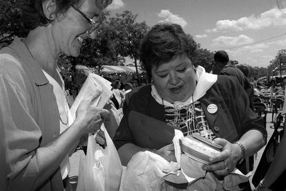 Cristina Almeida, candidata a presidencia de la Comunidad de Madrid por la coalición PSOE-Progresistas en las elecciones autonómicas del 13-J, examina una vasija de cerámica en la pradera de San Isidro el 15 de mayo de 1999.