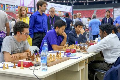 Caruana, Nakamura y So, con su compañero Shankland de pie, durante el encuentro EEUU-India