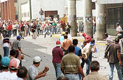 Partidarios y opositores de Chávez se enfrentan a pedradas en la localidad de Barquisimeto.