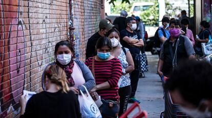 Entrega de comida en la asociación de vecinos del barrio madrileño de Aluche, la semana pasada.