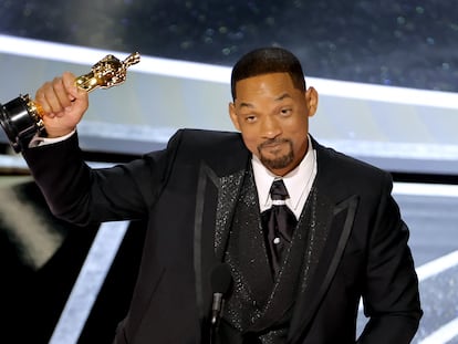 Will Smith sujeta su Oscar la misma noche en que se puso en evidencia abofeteando a Chris Rock.