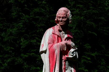 Estátua de Voltaire, filósofo iluminista, atacada com tinta vermelha em Paris, em 22 de junho.