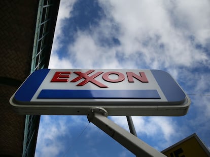 Logotipo de una estación de gas de Exxon en EE UU.