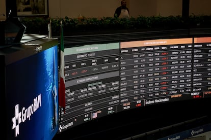 Gráficas se proyectan dentro de la Bolsa Mexicana de Valores en Ciudad de México, México, el 4 de abril de 2025.
