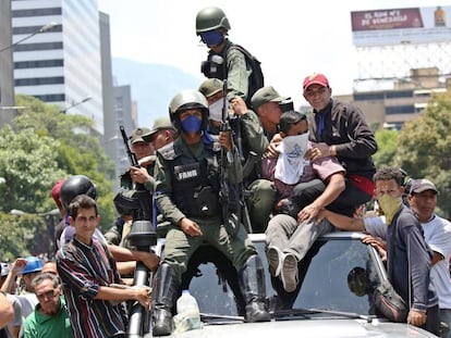 Soldados, com seguidores de Juan Guaidó nesta terça-feira