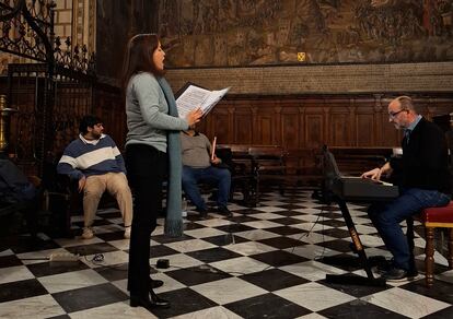 Ensayo de los solistas del Ensamble Cisneros en la catedral de Toledo este jueves.