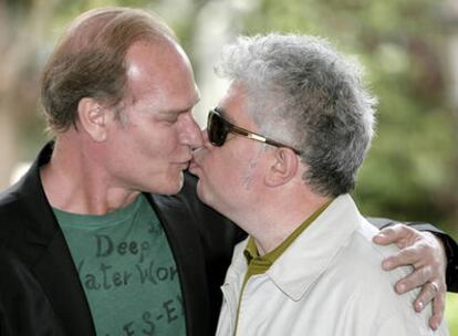 Pedro Almodóvar besa al actor Lluís Homar en la presentación del rodaje de 'Los abrazos rotos'