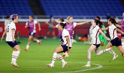 Megan Rapinoe, a la izquierda, celebra con sus compañeras tras anotar el penalti decisivo en los cuartos de final contra Países Bajos este viernes.