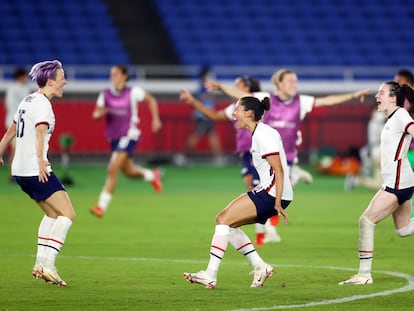 Megan Rapinoe, a la izquierda, celebra con sus compañeras tras anotar el penalti decisivo en los cuartos de final contra Países Bajos este viernes.