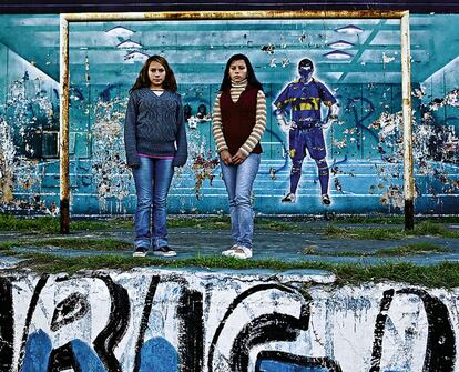 Ivanna y Lucía Fernández, hace cinco años, en una esquina de Buenos Aires cercana al estadio del Boca. Argentina alcanzó la matriculación del 100% en primaria antes de 2015 y está por encima de la media en secundaria. Aún quedan fuera muchos adolescentes. En 2011, 20.000 no iban a secundaria.
