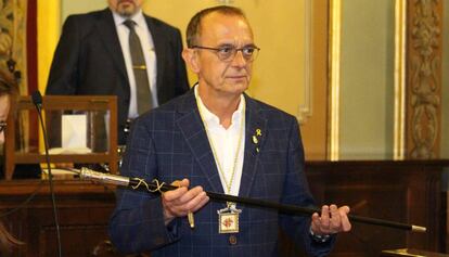 Miquel Pueyo recibe la vara de alcalde de Lleida.