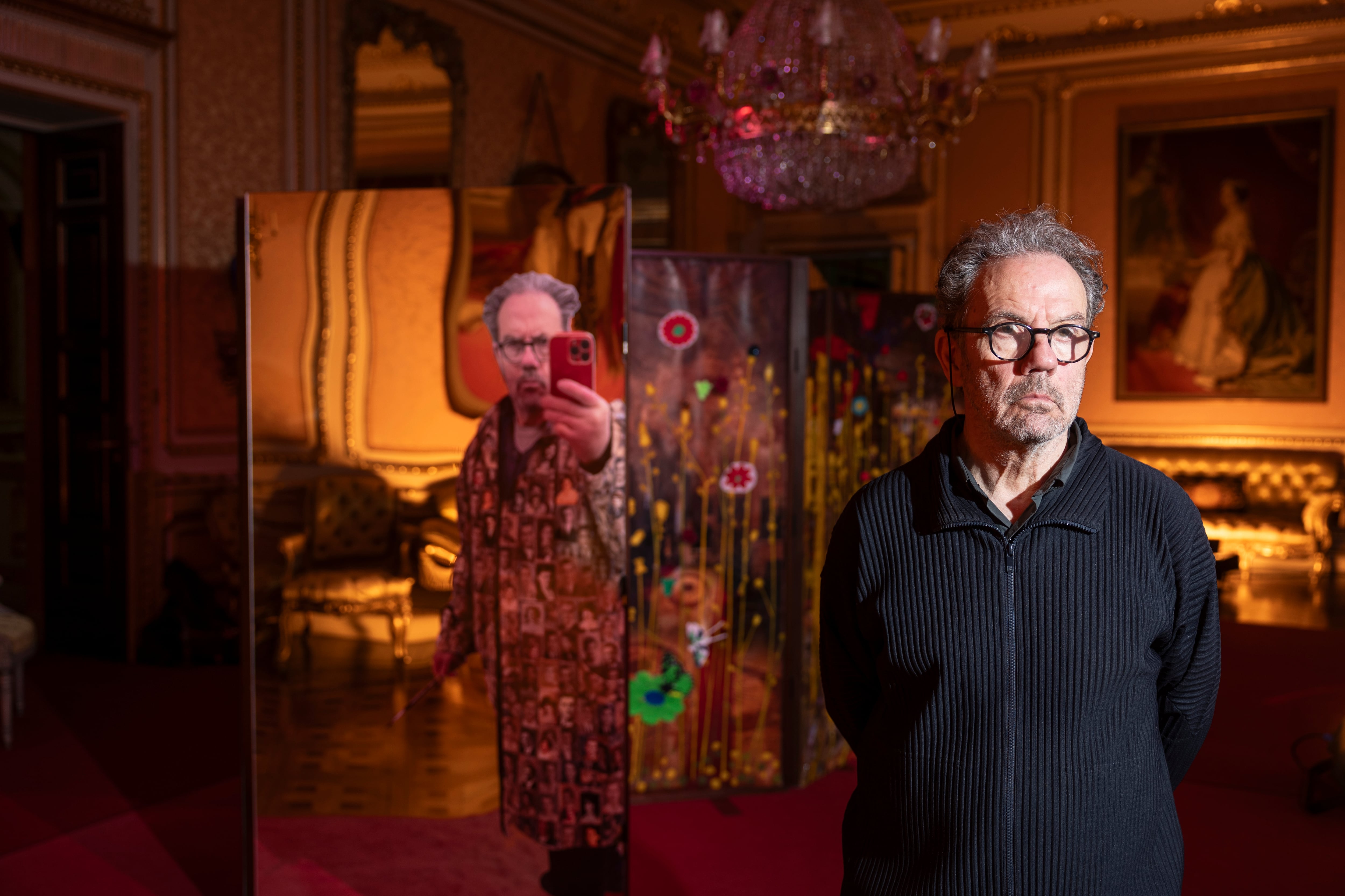 El pintor José María Sicilia junto a su obra en el palacio de Liria (Madrid), el pasado viernes. 