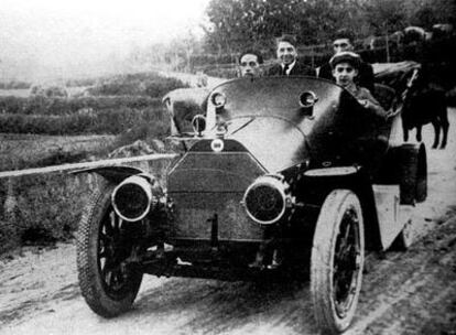 Vinyes (segundo por la izquierda) con amigos a su regreso a Barcelona en 1929.