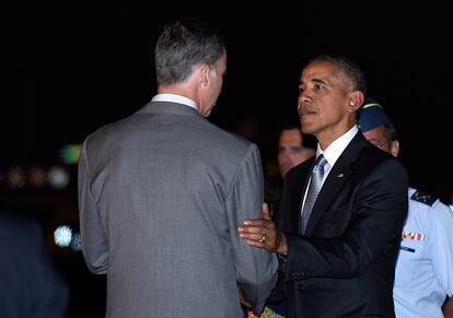 El presidente de Estadps Unidos, Barack Obama habla con el rey Felipe VI en la base aérea de Torrejón de Ardoz, Madrid.