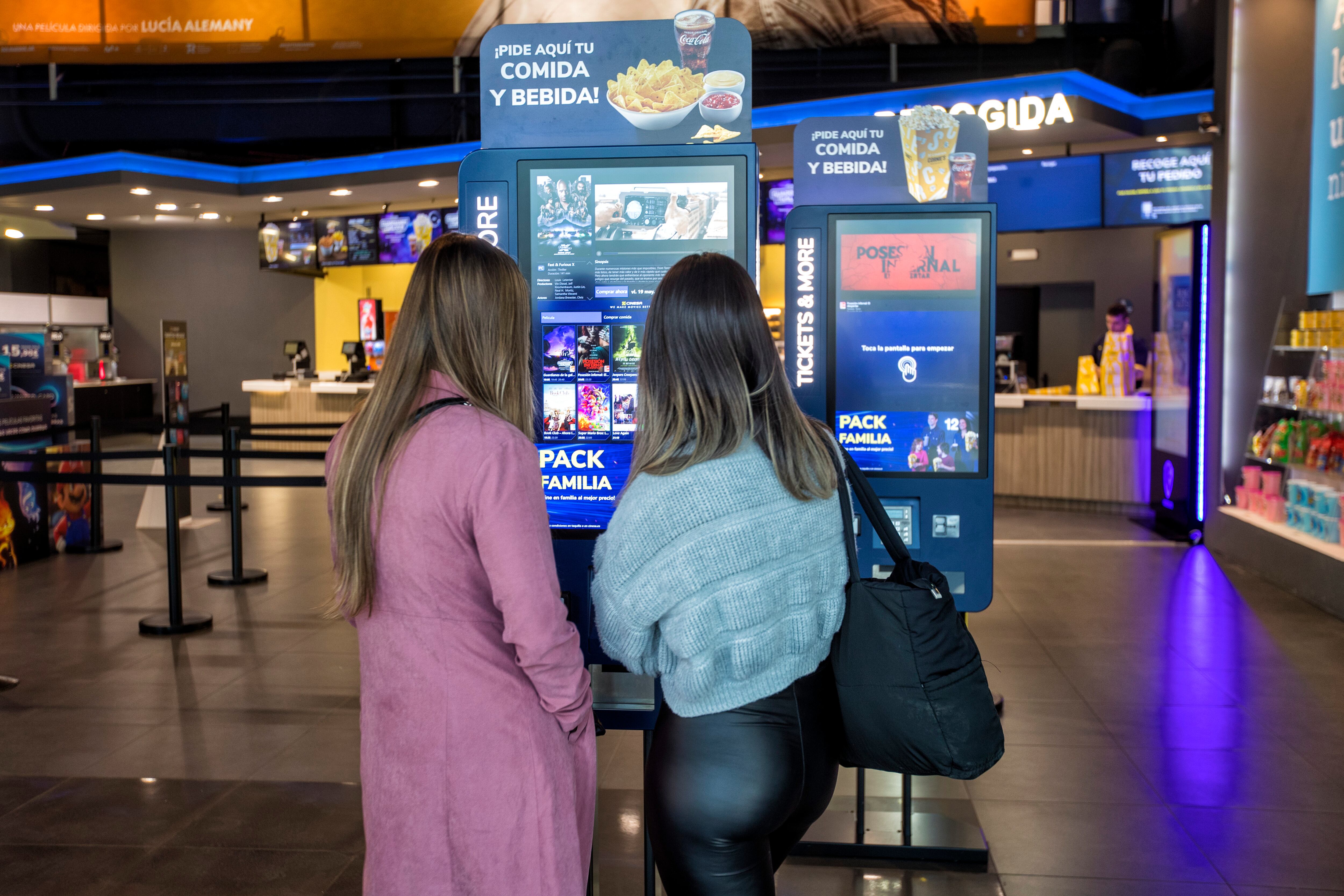 Taquilla electrónica en los cines Cinesa Príncipe Pío, en Madrid.