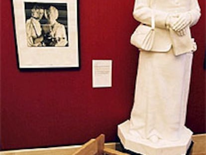 Escultura en mármol de Margaret Thatcher con la cabeza decapitada sobre un sofá