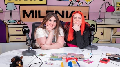 Lalachus (izquierda) y Andrea Compton son las presentadoras del 'podcast' de Spotify 'Cuatro Milenial', producido por PRISA Audio.