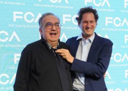 Elkann bromea con ponerle una corbata a Marchionne, ya que siempre aparece en camisa y jersey.