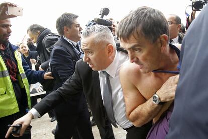 Xavier Broseta, vicepresident de Recursos Humanos y Relaciones Laborales, la camisa del qual ha estat destrossada en la confrontació amb els manifestants, és evacuat per la seguretat de l'aeroport internacional Charles de Gaulle, on es troba la seu de Air France.