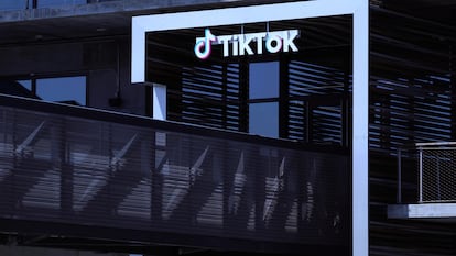 Logo de TikTok en unas oficinas en Los Angeles, en una imagen del 24 abril.