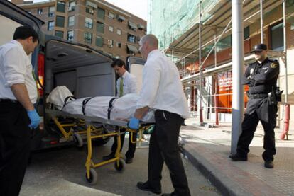 El 15 de marzo, dos obreros murieron en Alcorcón tras precipitarse del andamio que montaban en el patio de un bloque de pisos. Cayeron desde un sexto piso. Uno de ellos aparece cubierto por una sábana en la imagen. En 2011 han muerto 30 trabajadores en distintos sectores, según estimaciones del Instituto Regional de Seguridad y Salud en el Trabajo y UGT, que añade un pesar: "La mayoría de los accidentes son evitables".