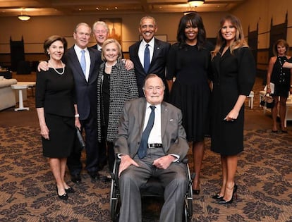 El viudo George H. W. Bush con todos sus sucesores en el cargo acompañados de sus mujeres y la actual primera dama, Melania Trump.