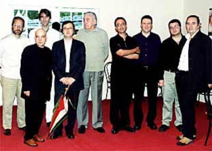 Pedro Sorela, Jesús Ferrero, Benjamín Prado, Fernando Royuela, Eduardo Haro Tecglen, José Carlos Somoza, Luis G. Martín, José Manuel Ruiz y José Avello, poco antes del encuentro celebrado en la Feria del Libro.