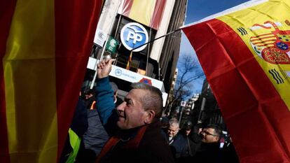 Taxistas ante la sede del PP en Madrid, este lunes. En vídeo, declaraciones de Garrido. 