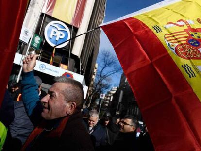 Taxistas ante la sede del PP en Madrid, este lunes. En vídeo, declaraciones de Garrido. 